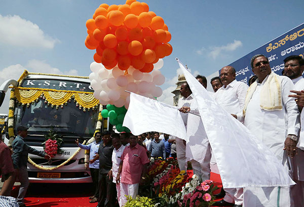 ‘ಐರಾವತ ಕ್ಲಬ್ ಕ್ಲಾಸ್’ ನೂತನ ಬಸ್ ಸೇವೆ ಮುಖ್ಯಮಂತ್ರಿ ಸಿದ್ದರಾಮಯ್ಯ ಚಾಲನೆ